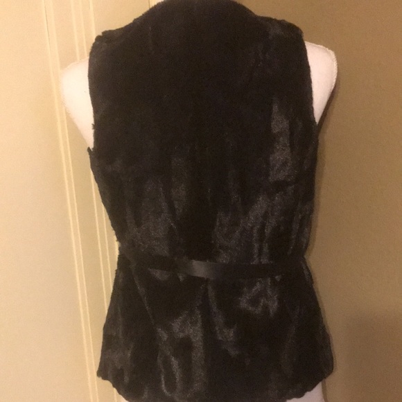 Size Medium 10/12 Velvet Vest fits more like a size 6 nice thin belt. - Picture 3 of 4
